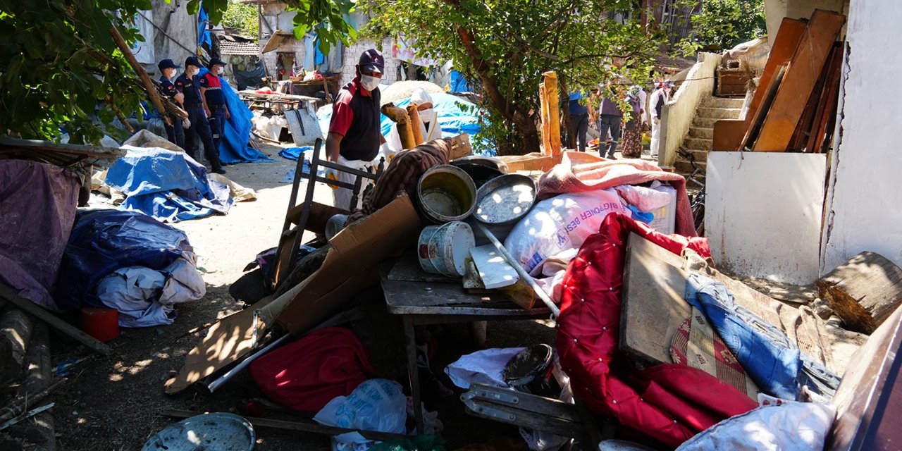 Gören gözlerine inanamadı! Bu evden tam 42 kamyon çöp çıktı…