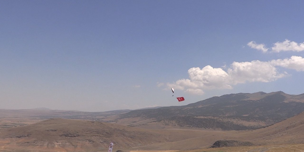 Yamaç Paraşütçüleri Konyalı şehidimiz için dev Türk bayrağı açtı