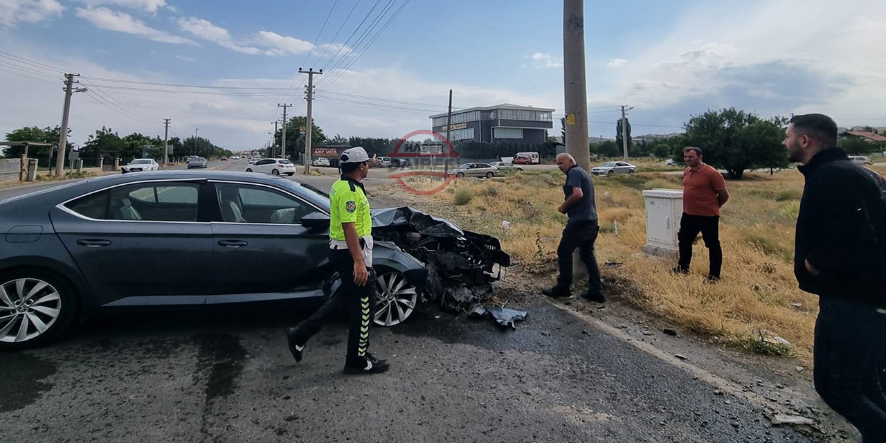 Konya’da kontrolden çıkan otomobil direğe böyle çarptı