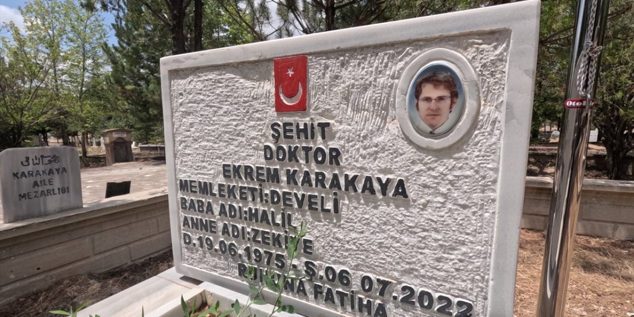 Konya’da öldürülen Dr. Ekrem Karakaya mezarı başında anıldı