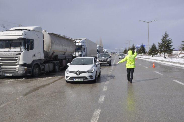 Konya-Antalya kara yolunda trafiğe tipi ve buzlanma engeli