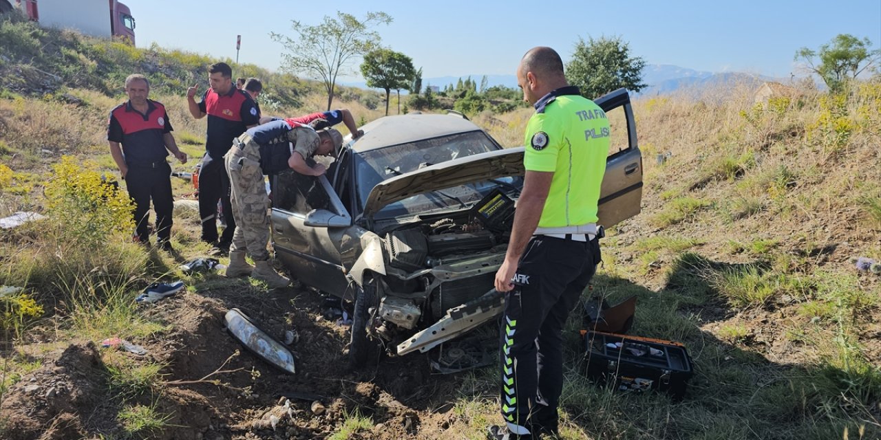 Konya plakalı otomobil Erzincan’da kaza yaptı
