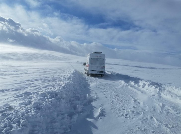 Yolu kapanan mahalledeki hamile kadın 5 saatte hastaneye ulaştırıldı