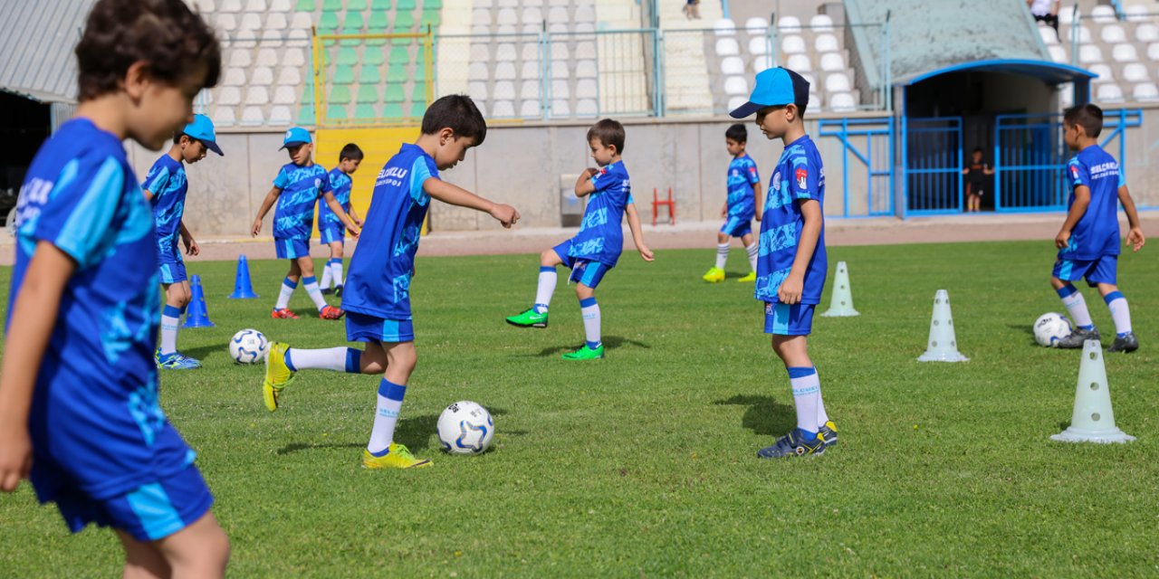 Geleceğin yıldız futbolcuları Selçuklu’daki bu okulda yetişiyor