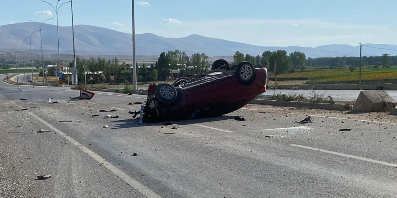 Konya’da saman yüklü kamyonet ile çarpışan otomobil devrildi