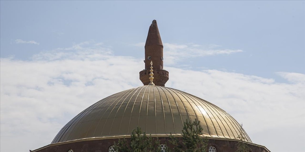 Minareye yıldırım düştü, müezzin yaralandı