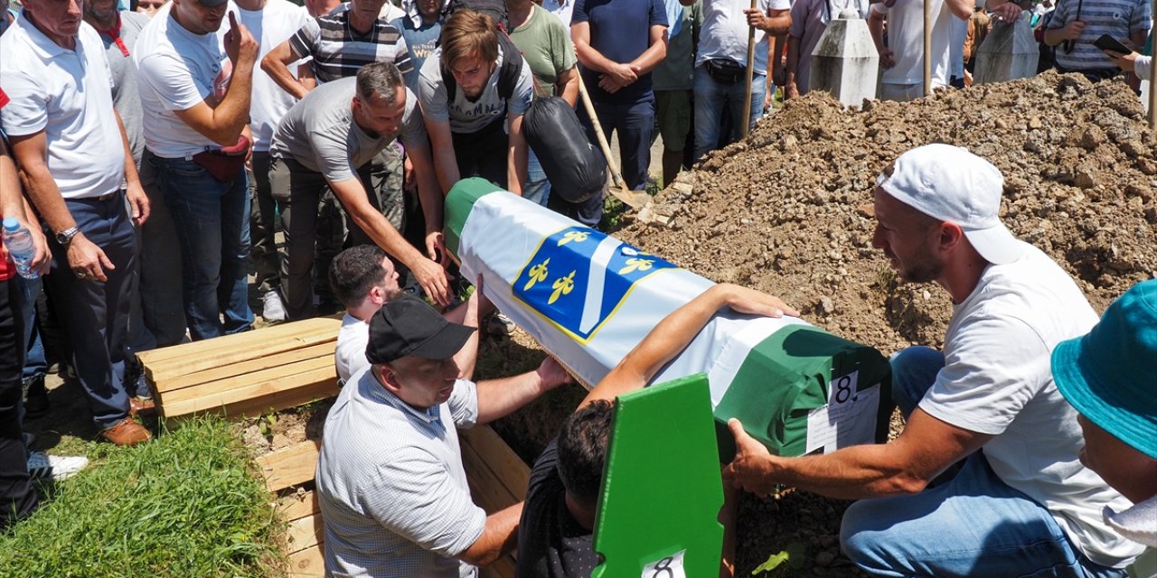 Srebrenitsa Soykırımı'nın 14 kurbanı daha toprağa verildi