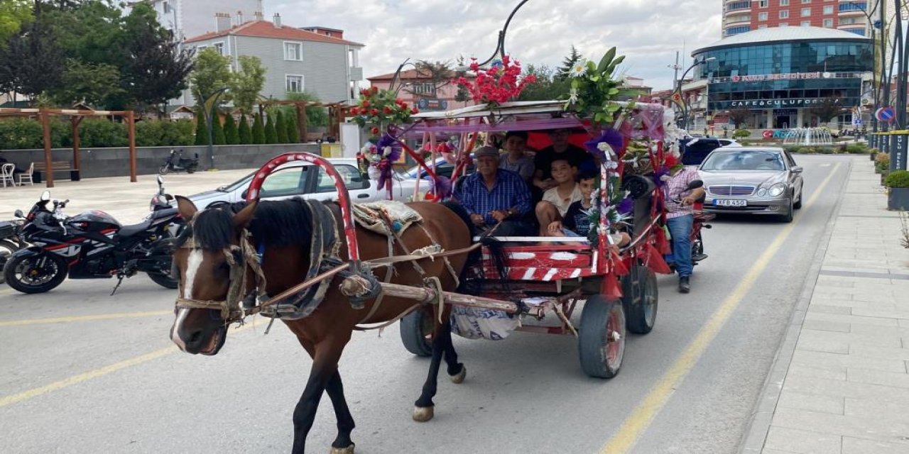 Konya’da nostalji rüzgarı! Sünnet çocukları, gelin damat ve turistleri gezdiriyor