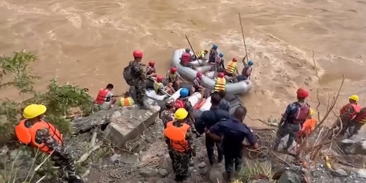 İki yolcu otobüsü nehre yuvarlandı: 62 kayıp