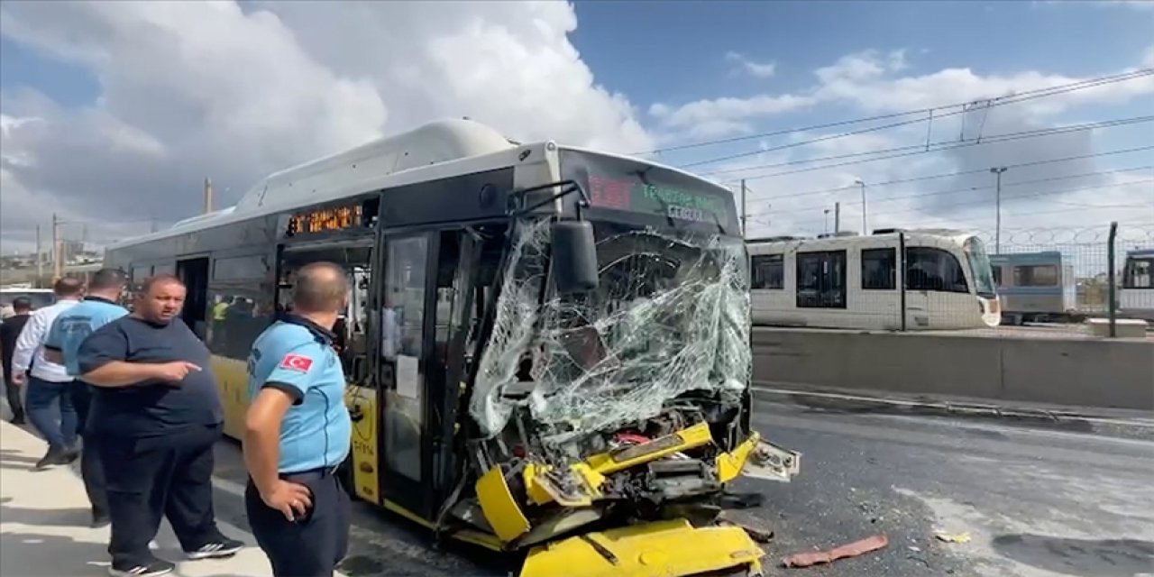 Belediye otobüsü park halindeki tıra çarptı: 7 yaralı