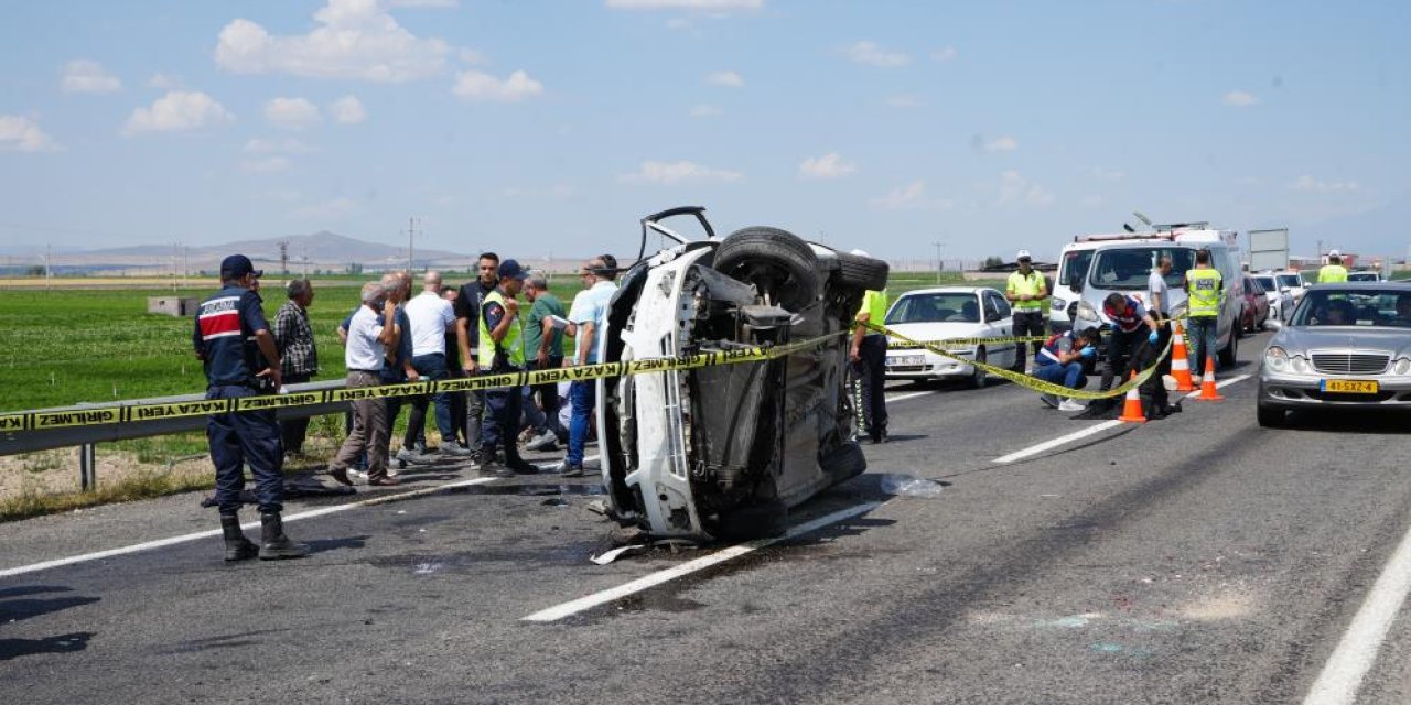 Takla atıp karşı şeride geçen otomobilden 2 cansız beden çıktı