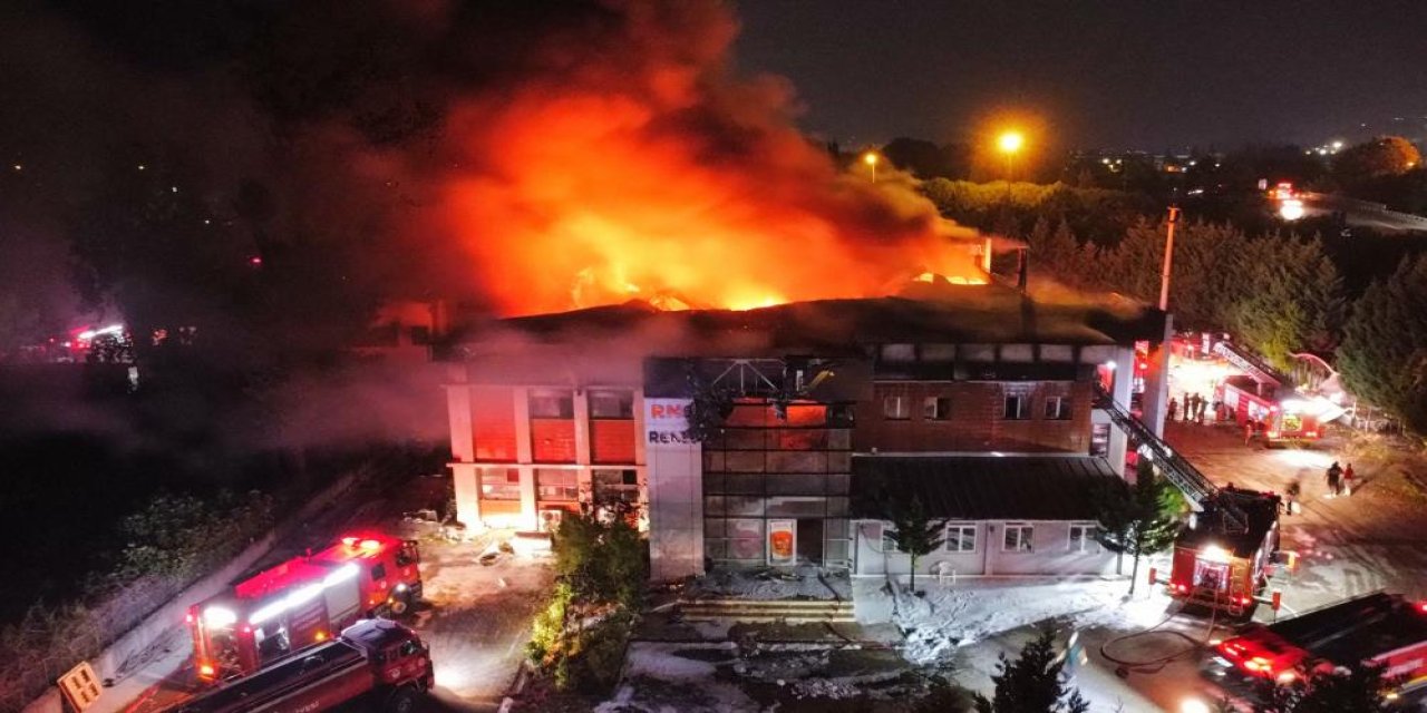 Sakarya'da fabrika yangını! Alevler geceyi aydınlattı