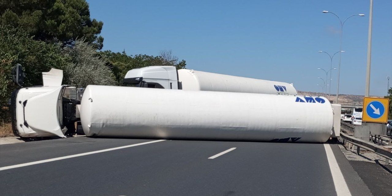 Gaz yüklü tanker devrildi, otoyol trafiğe kapatıldı