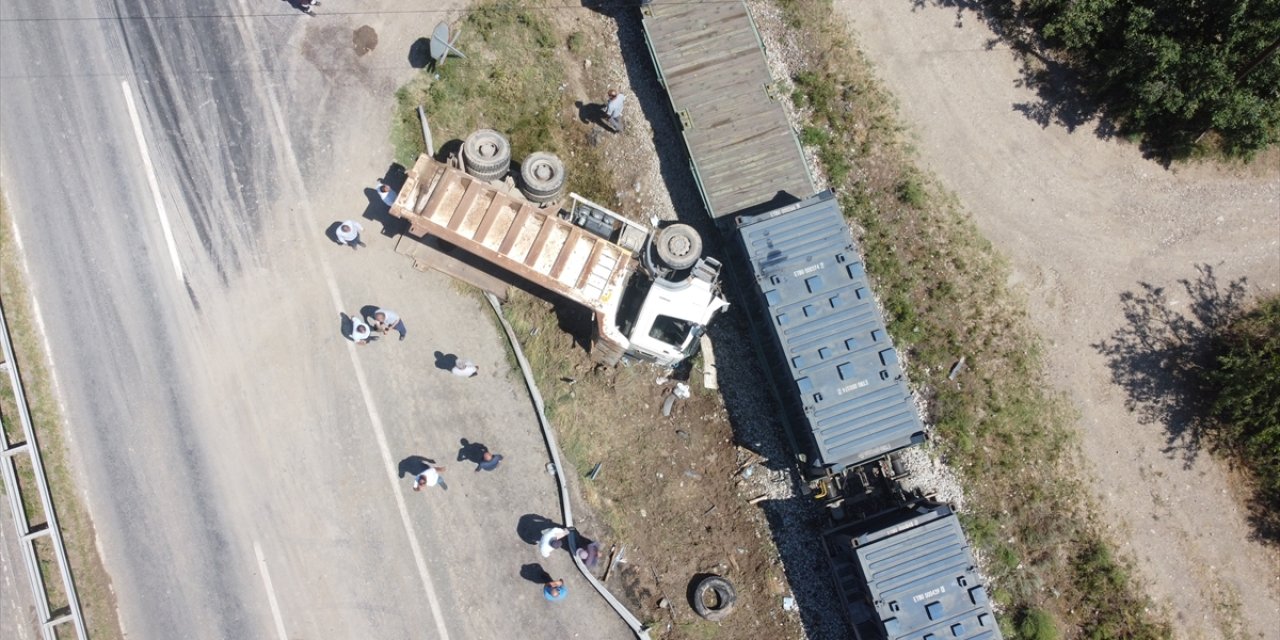 Yük treni ile kamyon çarpıştı: 1 ölü, 3 yaralı