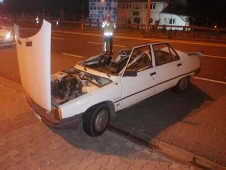 Kaza yapan otomobilin tavanı koptu