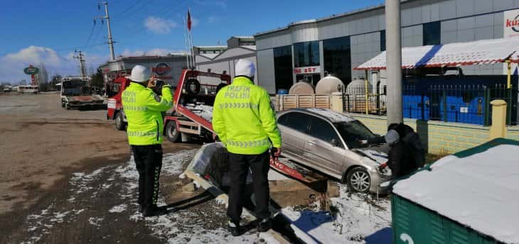 Konya’da yoldan çıkan otomobil duvara çarptı: 1 yaralı