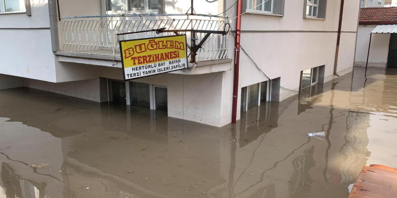 Karaman’ı sel aldı, 2 kişi canını zor kurtardı