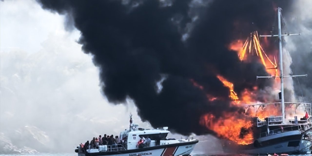 Tur teknesinde yangın çıktı! 102 kişi kurtarıldı, 14'ü yaralı