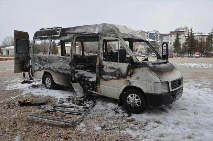 Piknik tüpü parladı, minibüs alev alev yandı