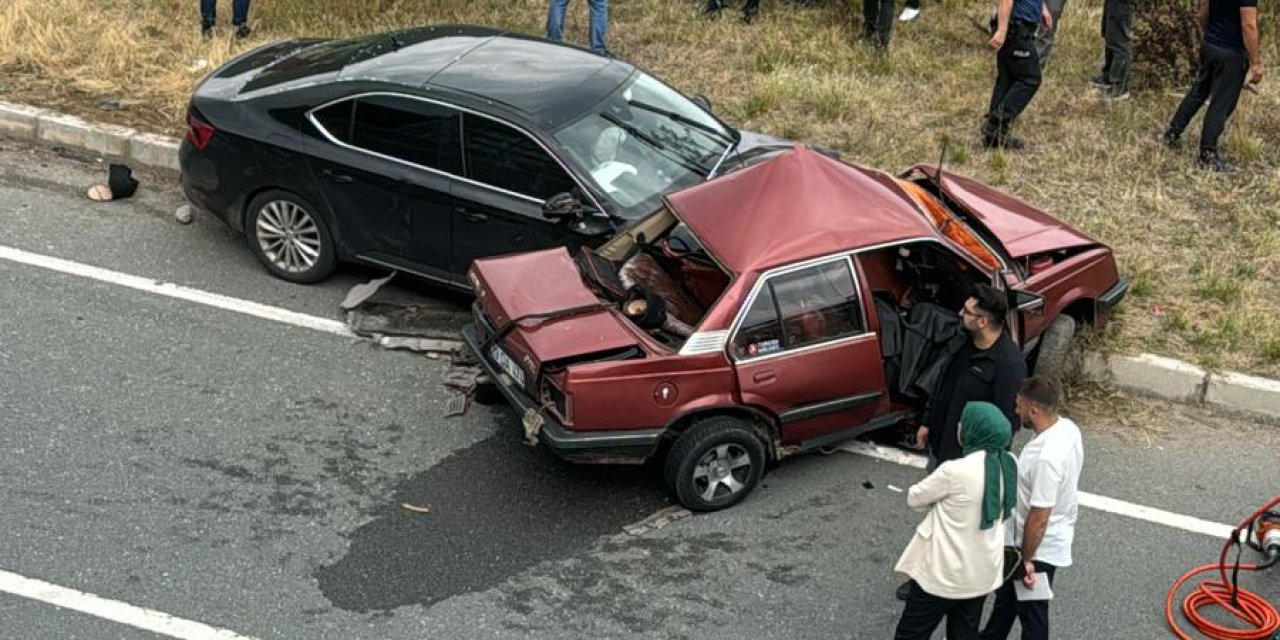 Otomobiller çarpıştı: Karı koca öldü, 3 torunu yaralandı