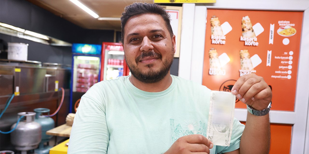 Genç kızın sadaka olarak verdiği paranın üzerinde yazanı görenler şaştı kaldı