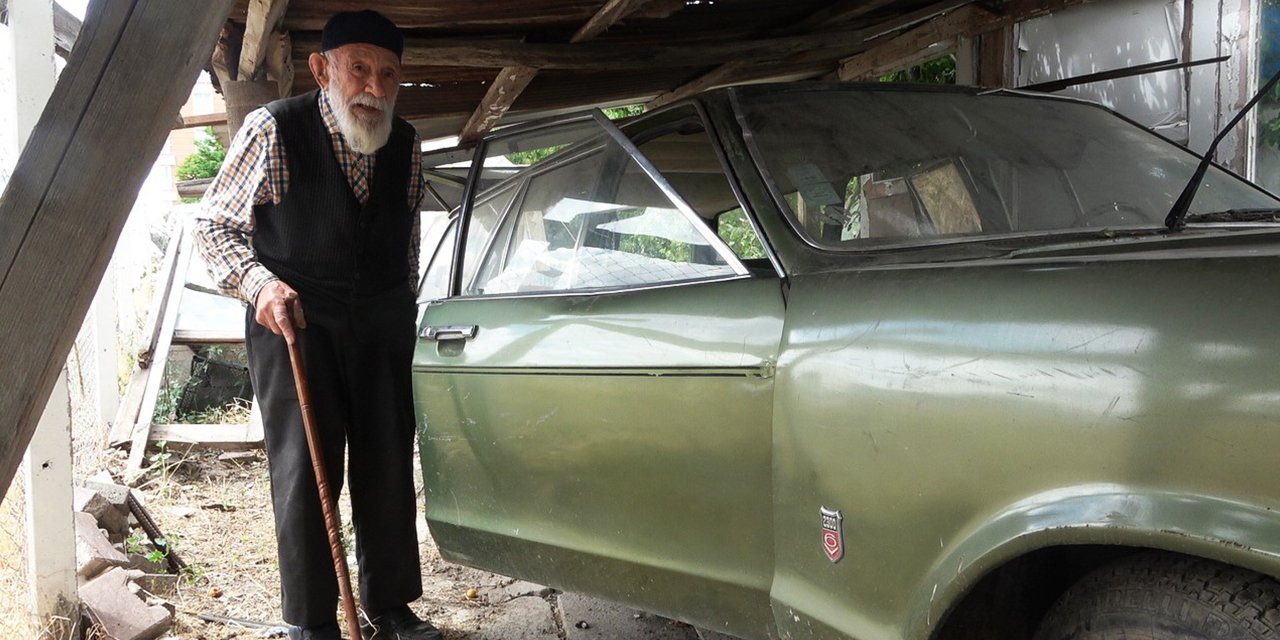 98 yaşındaki Kaya Amca, 48 yaşındaki otomobilini garajında saklıyor!