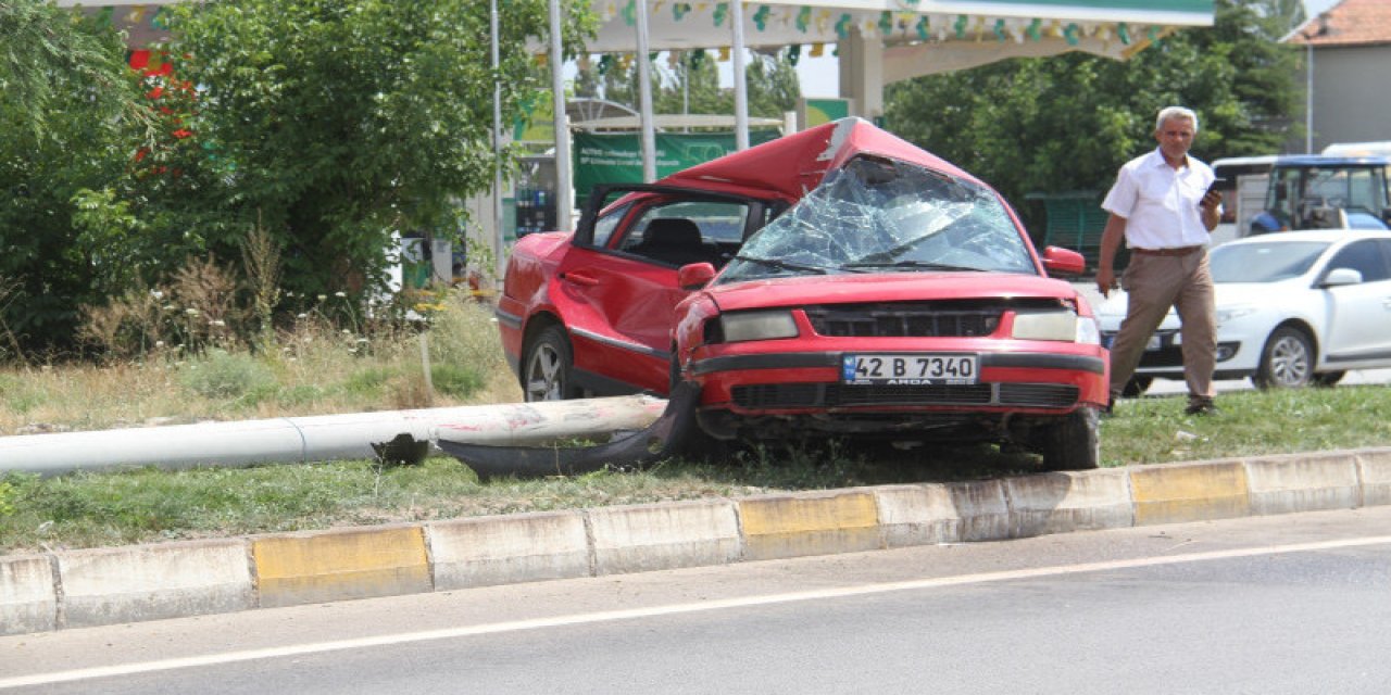 Konya’da otomobil aydınlatma direğine çarptı: 2 yaralı