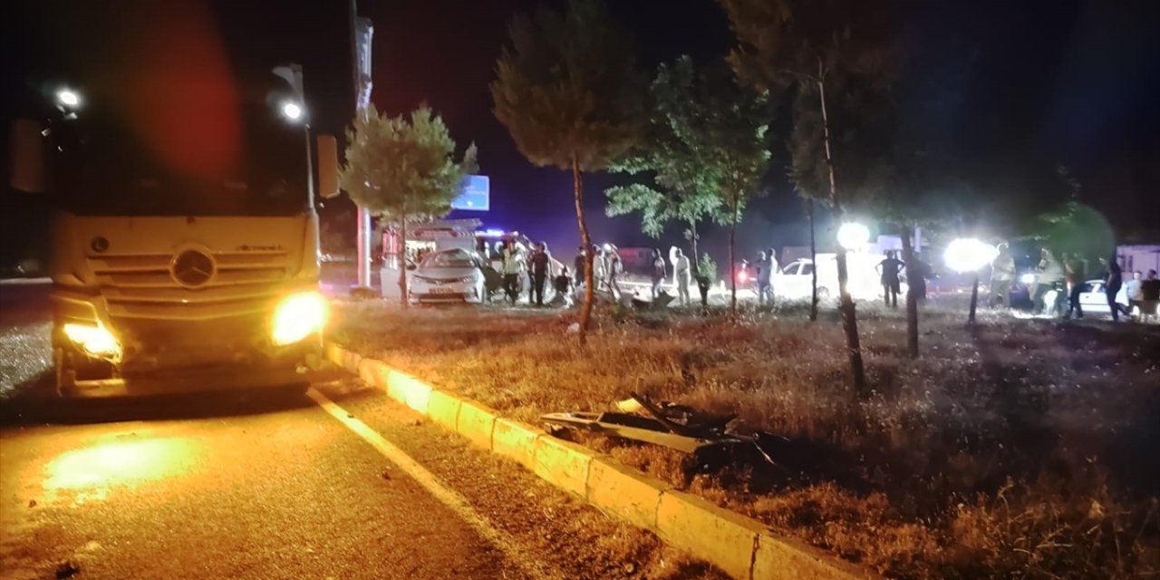 TIR ile otomobil çarpıştı, 1 kişi öldü 3 kişi yaralandı