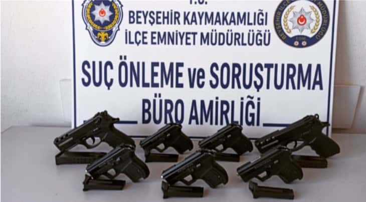 Konya’da uygulama noktasından kaçan araçtan çok sayıda silah çıktı