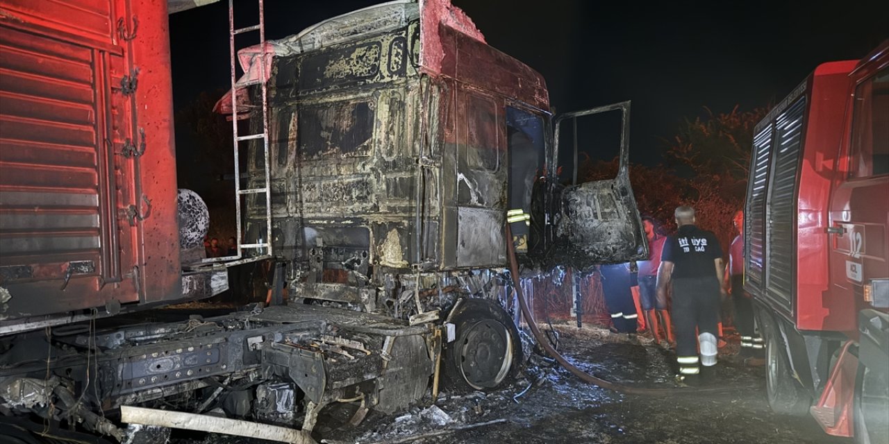 TIR'da başlayan yangın anızlık alana sıçradı, ekipler seferber oldu