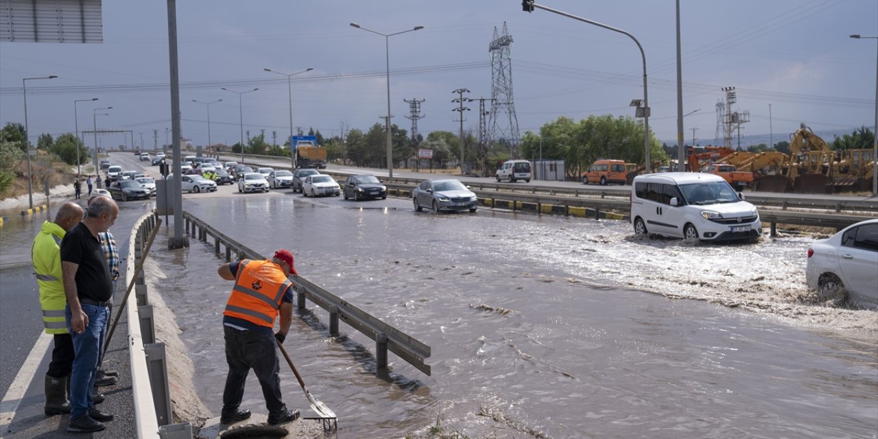 Konya yolunda ulaşıma sağanak engeli