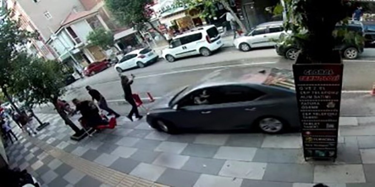 Otomobilin kaldırımda oturanlara çarpma anı kamerada
