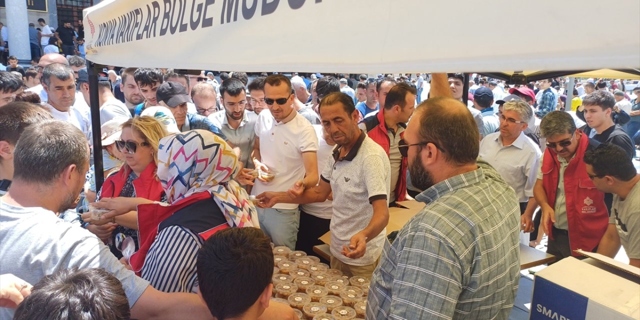 Konya’da Cuma namazı sonrası vatandaşlara aşure ikramı