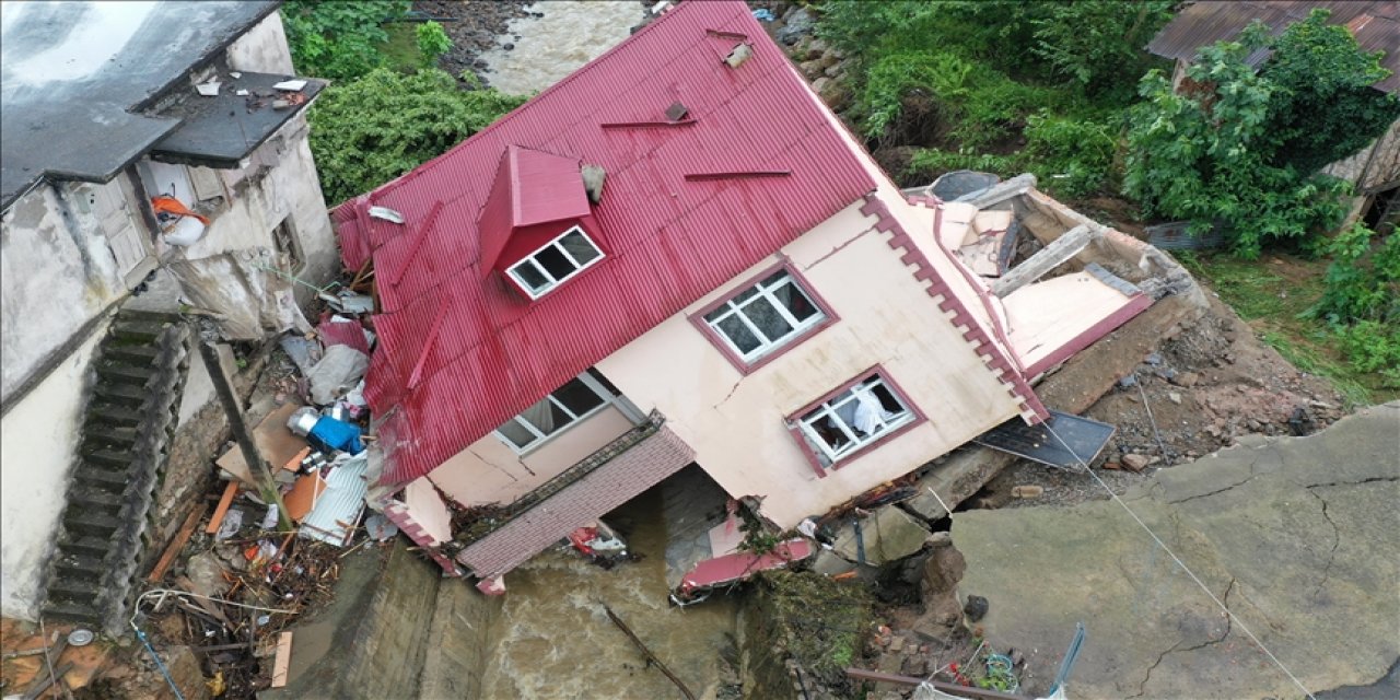 Sağanak yağışta iki katlı ev yan yattı