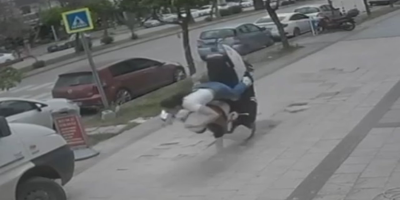 Kaldırım taşına takılan motosiklet böyle takla attı!