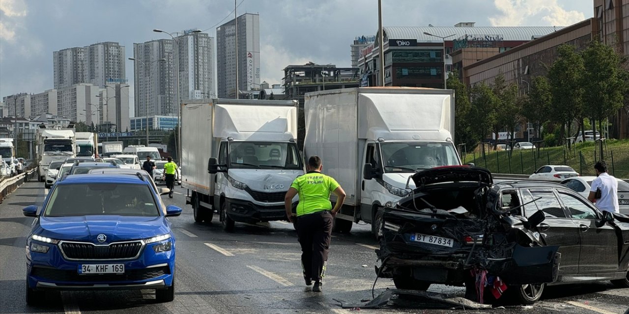 15 araç birbirine girdi, trafik akışı durdu