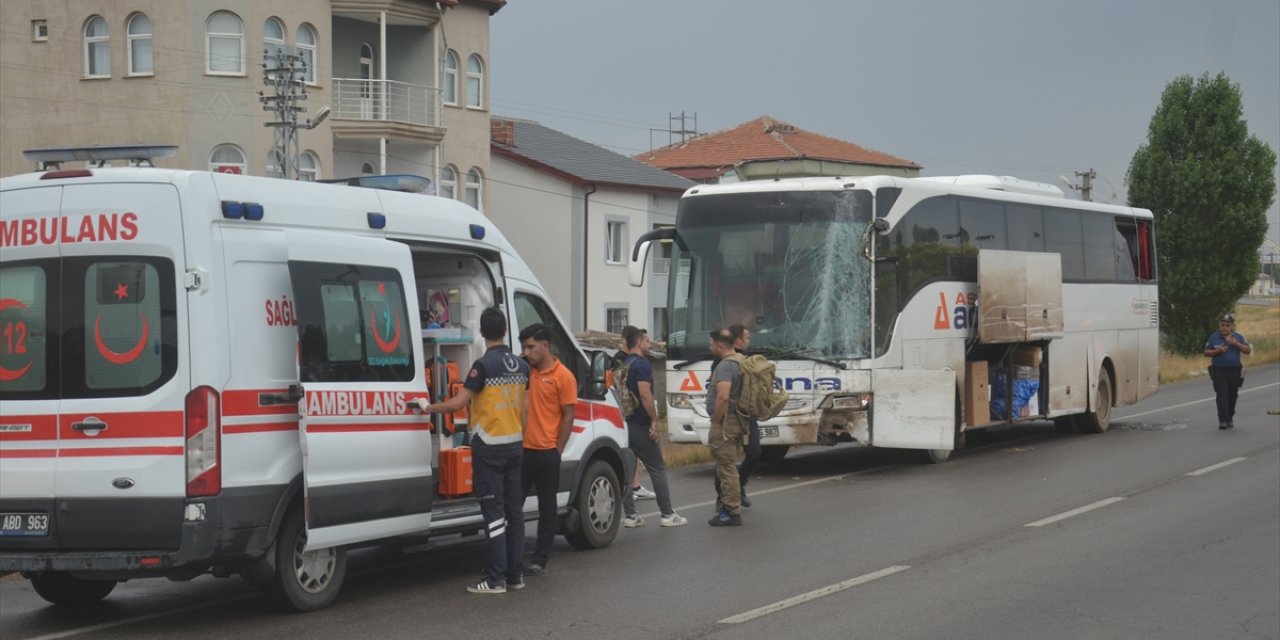 Yolcu otobüsü direğe çarptı, ekipler yardıma koştu