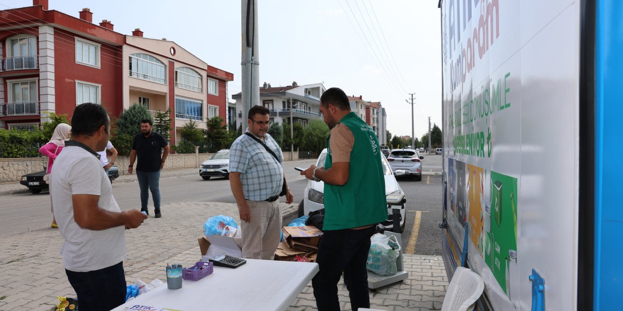 Selçuklu’nun Mobil Atık Kumbaram Aracı farklı noktalarda hizmet veriyor