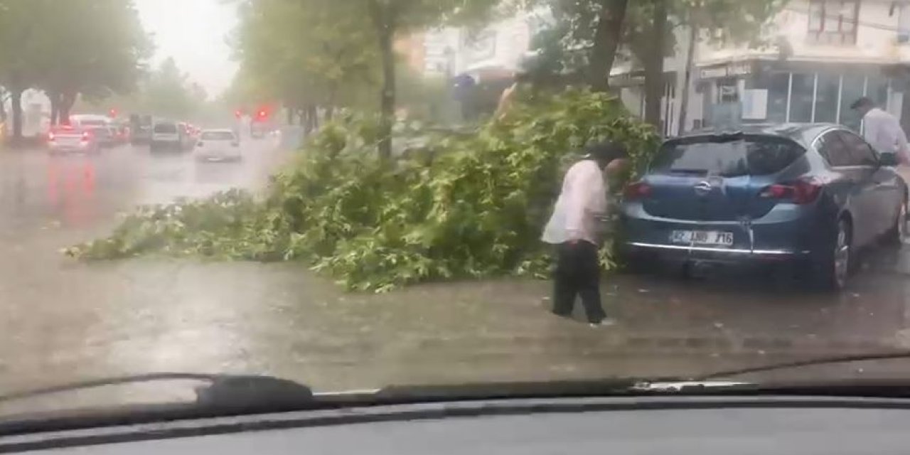 Konya’daki 2 büyük cadde yağmur nedeniyle trafiğe kapatıldı