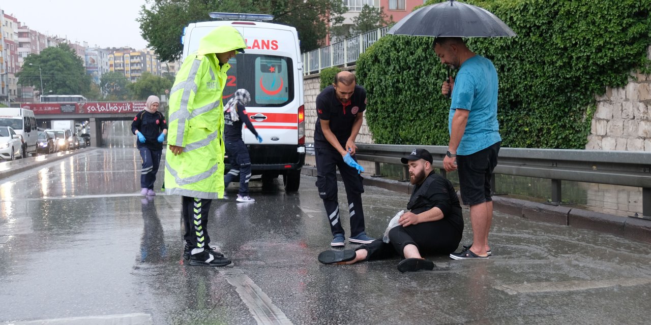 Yer Konya! Yağmurda kaza yapan sürücüye şemsiye tuttu