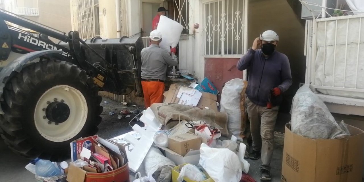 Kötü koku apartmanı sardı! Bu evden 3 kamyon çöp çıktı