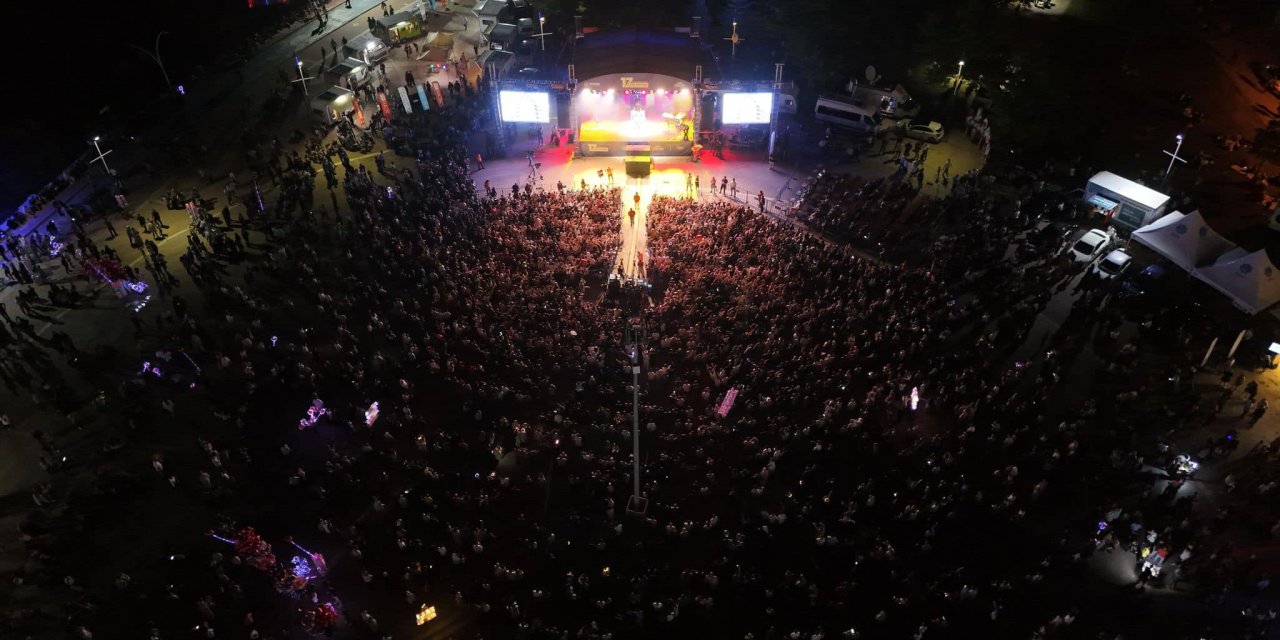 Beyşehir Göl Festivali başladı! Ünlü şarkıcı sevenleriyle buluştu