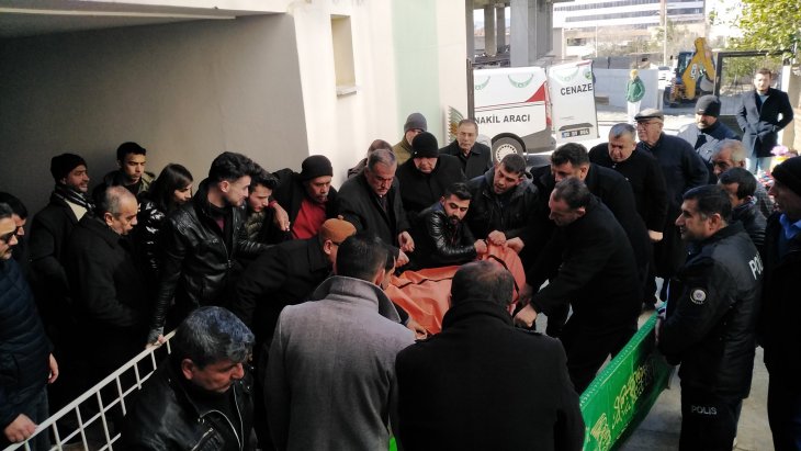 Kömür sobası yaşlı çifti ayırdı