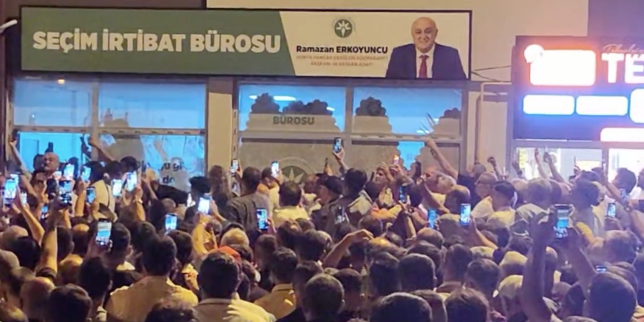 Ramazan Erkoyuncu'yu yeniden başkan seçenler Çumra'da böyle karşıladı