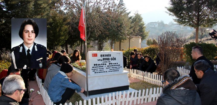 Türkiye'nin ilk kadın şehit pilotu Ayfer Gök, mezarı başında anıldı