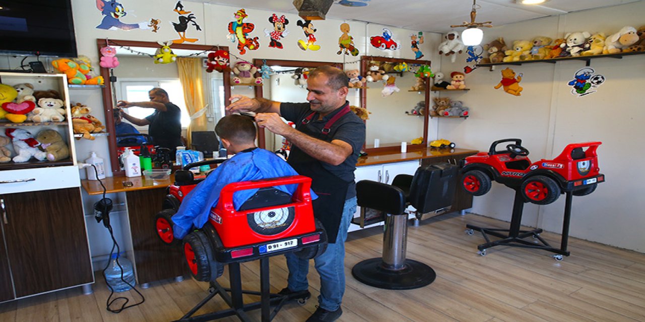 Resim ve oyuncaklarla renklendirdiği iş yerinde depremzede çocukları tıraş ediyor