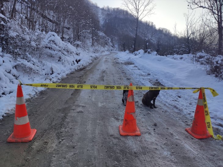 Dereye devrilen iş makinesinin operatörü ölü bulundu