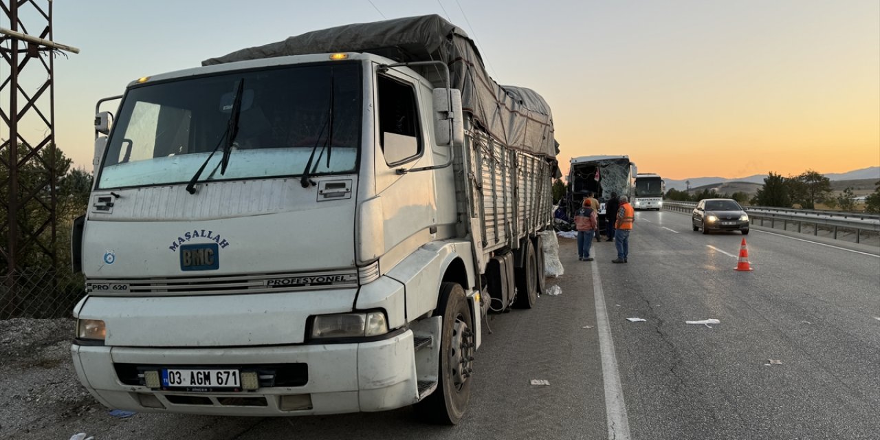 Yolcu otobüsü, yem yüklü kamyona çarptı! Ölü ve yaralılar var