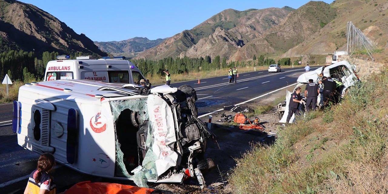 Ambulans ile hafif ticari araç çarpıştı: 4 ölü, 1 yaralı