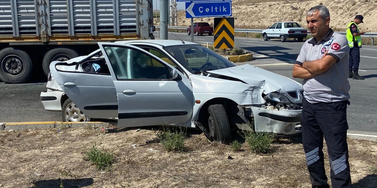 Konya’daki ölüm kavşağında TIR otomobille çarpıştı